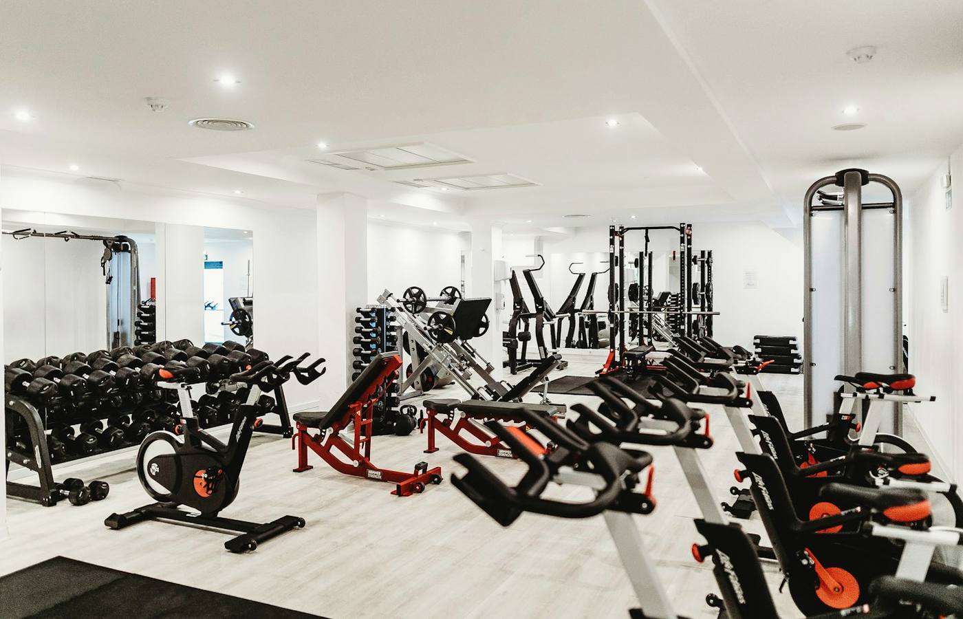 Interiér fitness klubu s moderním vybavením